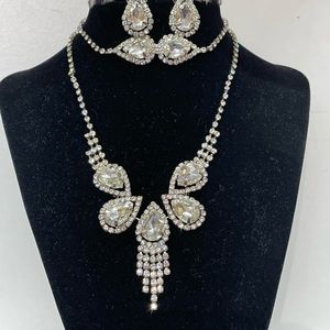Beautiful white crystal jewelry set with bracelet.